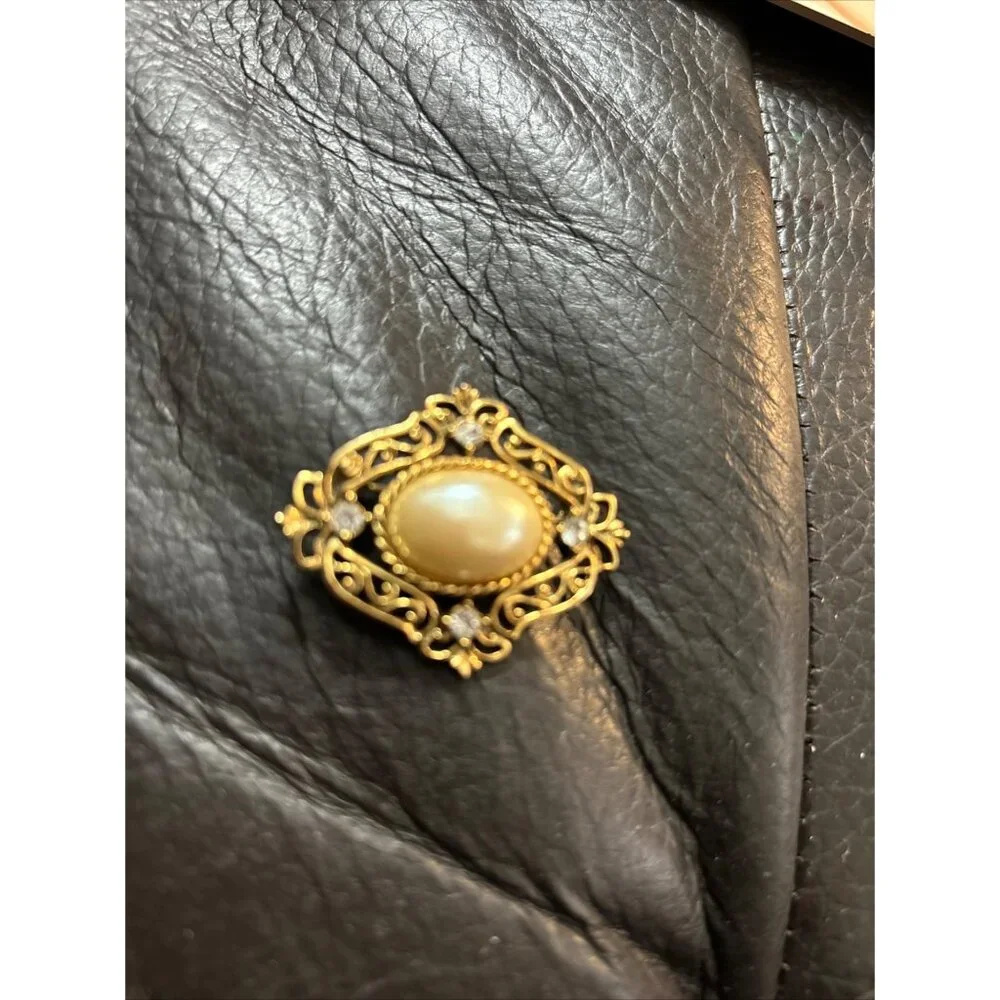 1928 Vintage Gold Tone Clear Rhinestone Faux Pearl‎ Cabochon Ornate Brooch Pin